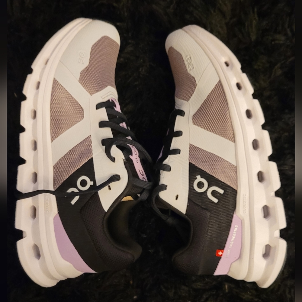 On Running sneaker  Cloudrunner women's size 5.5